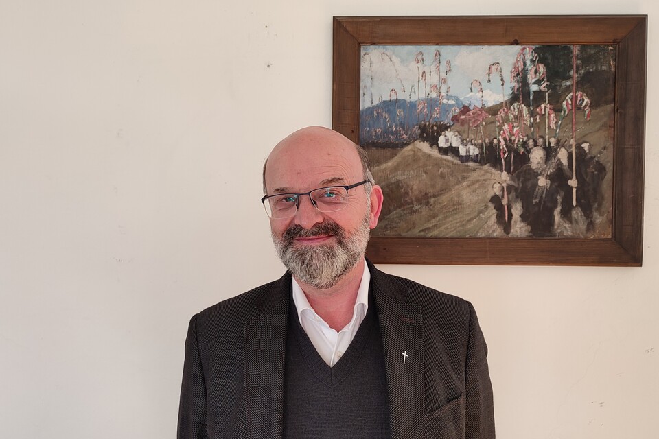 Die Caritas-Haussammlung ist mir wichtig, weil sie den Zusammenhalt stärkt, Menschen in Notlagen unterstützt und somit ein Zeichen für Menschlichkeit und Solidarität ist. Portrait eines Mannes mit Brille.
