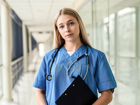 Portrait einer jungen Krankenpflegerin in Ausbildung.