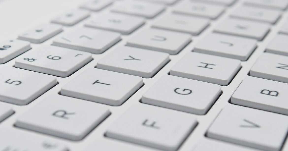 Pressevertreter*innen finden hier Presseaussendungen und aktuelle Informationen der Caritas Tirol sowie Pressefotos zum Download. © Sergi Kabrera/ unsplash Makroaufnahme einer weißen Computertastatur.